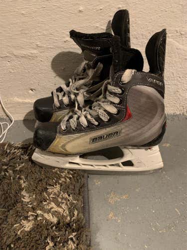 Junior Bauer X40 Regular Width Size 5.5 Hockey Skates