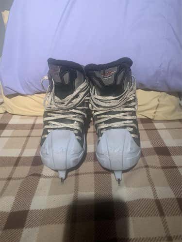 Senior CCM Vector 4.0 Regular Width Size 10 Hockey Goalie Skates