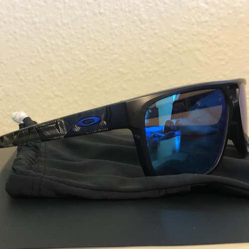 Blue Adult One Size Fits All Oakley Sunglasses