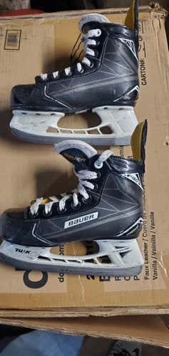 Used Youth Bauer Supreme 160 Hockey Skates Regular Width Size 1.5