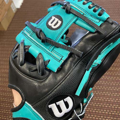 Black Adult Right Hand Throw A2000 11.5" Baseball Glove