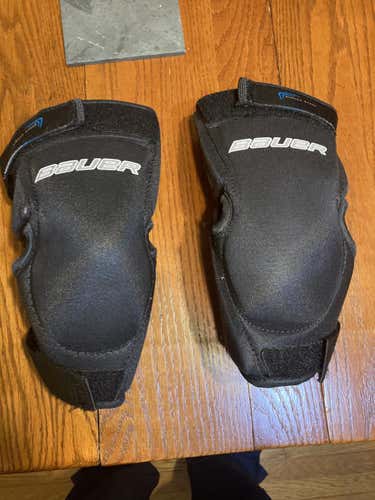 Used Bauer knee guards junior reactor