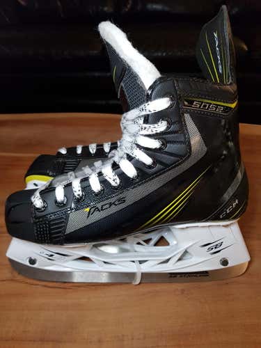 New Junior CCM Tacks 5052 Skates Size 5.5