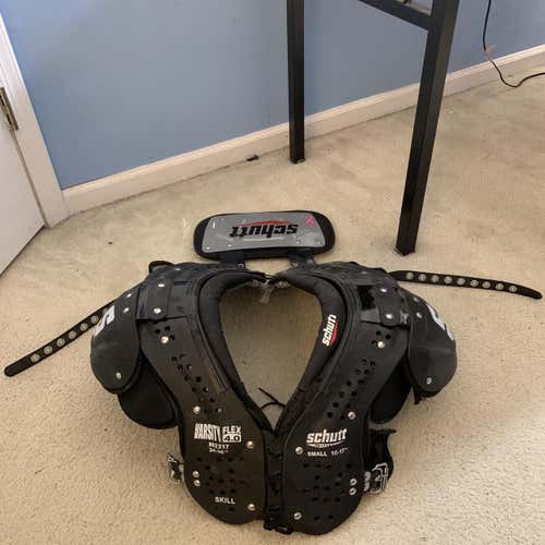 Small Schutt Varsity Flex 4.0 Shoulder Pads with Schutt backplate