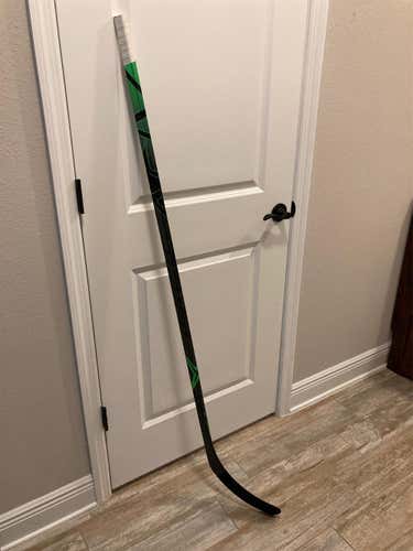 Senior Right Handed Vapor ADV Hockey Stick