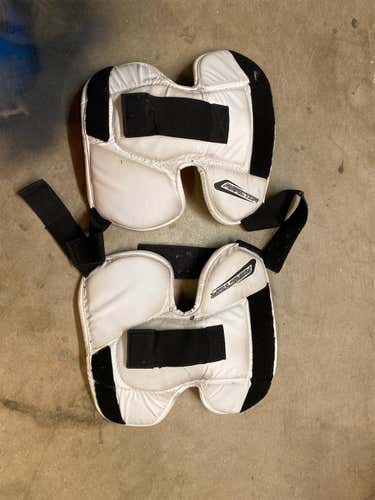 Used Bauer 7000 Knee Guards. Intermediate