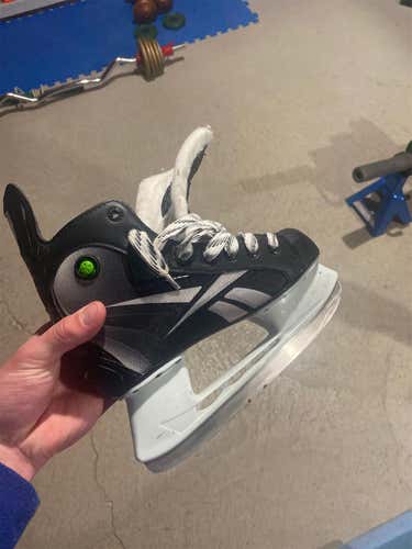 Junior Reebok 4k Regular Width Size 2.5 Hockey Skates