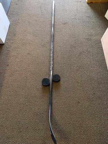 Intermediate Right Handed Synergy HTX Mid Pattern  Hockey Stick