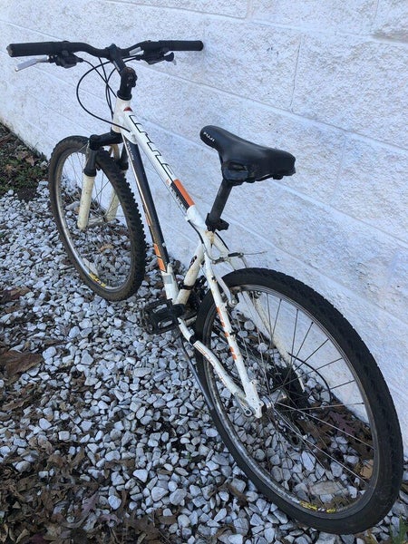 Fuji Nevada 4.0 Mountain Bike 21 Speed Small SidelineSwap