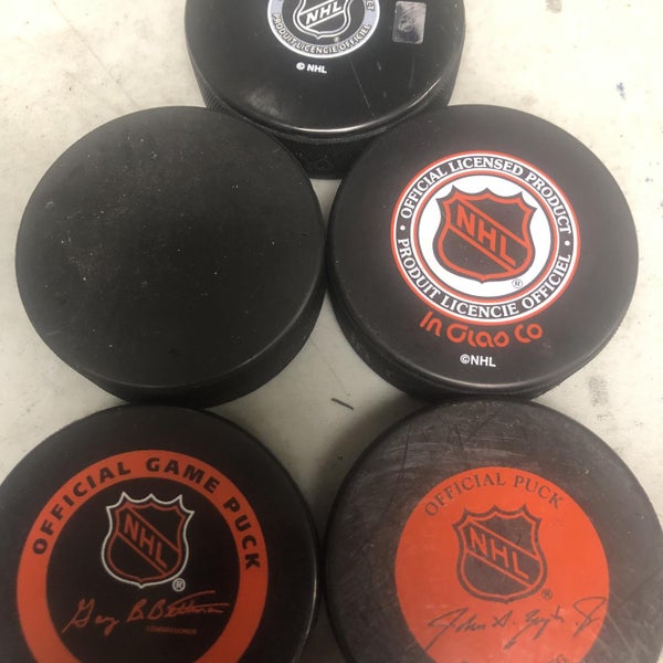 NHL New York Islanders Hockey Puck Media Device Holder