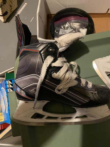 Used Junior Bauer Vapor X700 Hockey Skates Size 5.5