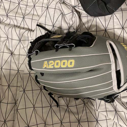 High School/College Right Hand Throw A2000 11.5" Baseball Glove