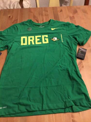 Nike Oregon Ducks Shirt Tee NWT Men’s L/large Green Puddles w/pocket  dri-fit