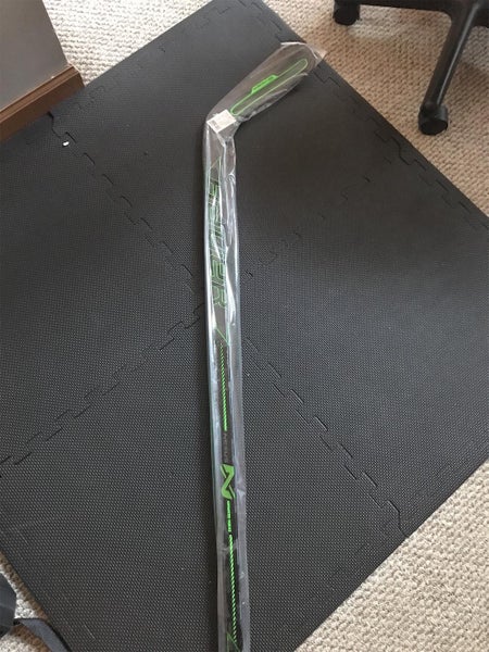 Senior Right Handed Nexus ADV Mid Pattern Hockey Stick