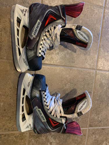 Senior Bauer Vapor APX2 Regular Width  Size 7.5 Hockey Skates