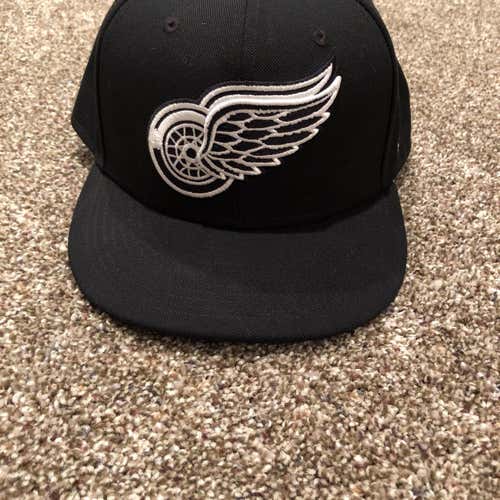 NEW Detroit Red Wings Fanatics 7 1/2  Hat