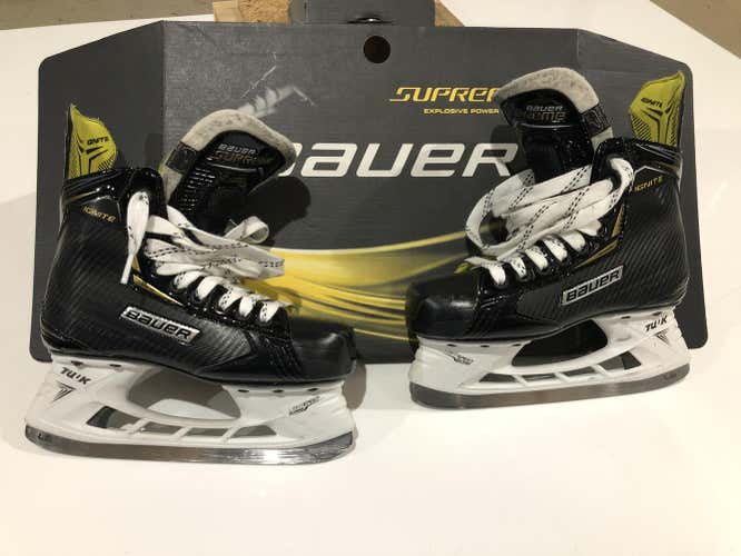 Used Junior Bauer Supreme Ignite Hockey Skates Extra Wide Width Size 2