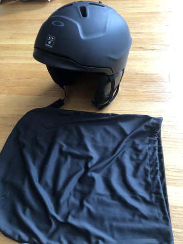 Used Medium Oakley MOD 3 Helmet with MIPS