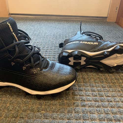 Under Armour Size 6.5 Black Youth Molded Cleats Low Cut