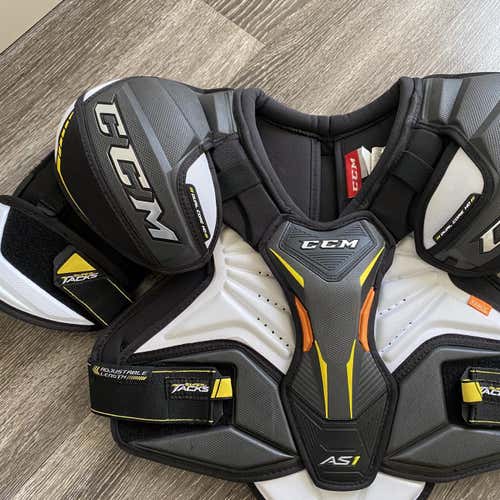 Senior Medium CCM Super Tacks AS1 Shoulder Pads