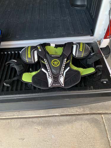 Senior Medium Warrior Alpha DX3 Shoulder Pads