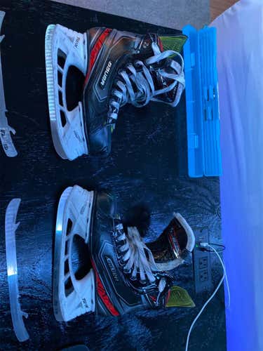 Junior Bauer Vapor X2.9 Regular Width  Size 4.5 Hockey Skates