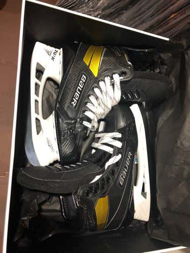 New Senior Bauer Supreme ultrasonic Hockey Skates Regular Width Pro Stock Size 7.5