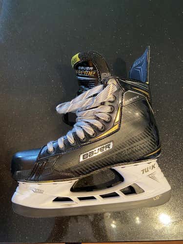 Used Senior Bauer Supreme matrix Hockey Skates Regular Width Size 8.5