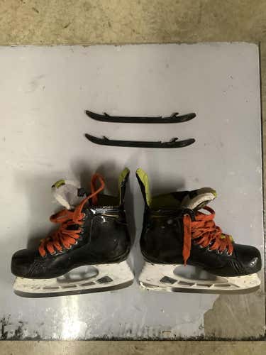 Used Junior Bauer Supreme Ignite Pro  Hockey Skates Regular Width Size 5.5