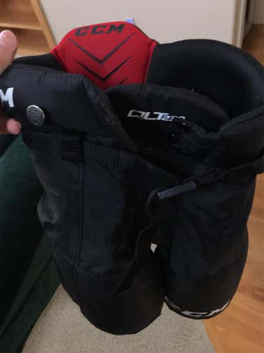 Black Youth Small CCM QLT 230  Hockey Pants