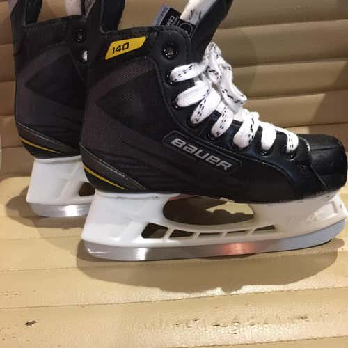 Junior Bauer Supreme 140 Ice Hockey Skates Regular Width Size 2, Shoe Size 3 US