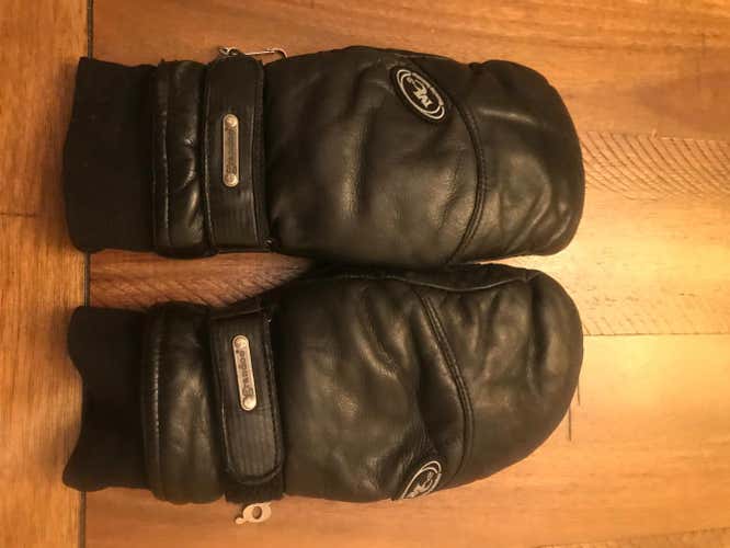 Black Unisex Used Youth Small / Medium Other