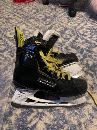 Junior Bauer Supreme S29 Regular Width  Size 5.5 Hockey Skates