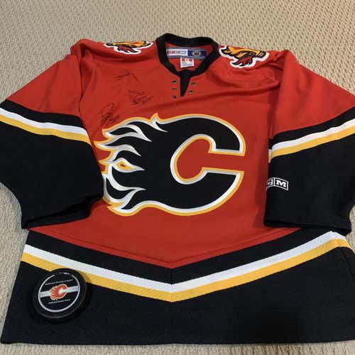 SIGNED Calgary Flames CCM Small Jersey+Flames Game Used Puck