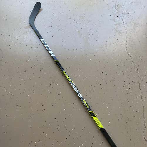 New CCM Super Tacks Team Senior RH Mid Pro Stock