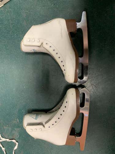 White Jackson Glacier 520 Size 2 Figure Skates