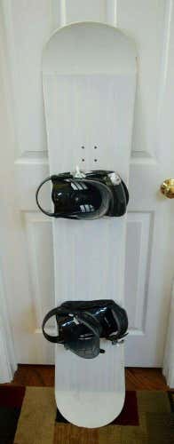 11:59 WIDE SNOWBOARD SIZE 146 CM WITH MEDIUM ROSSIGNOL BINDINGS