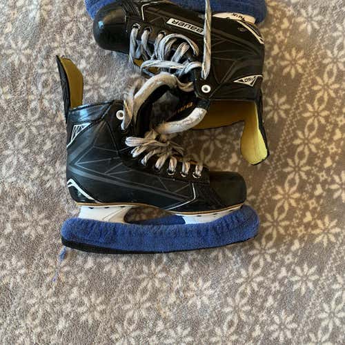 Junior Bauer Supreme S170 Size 5 Hockey Skates