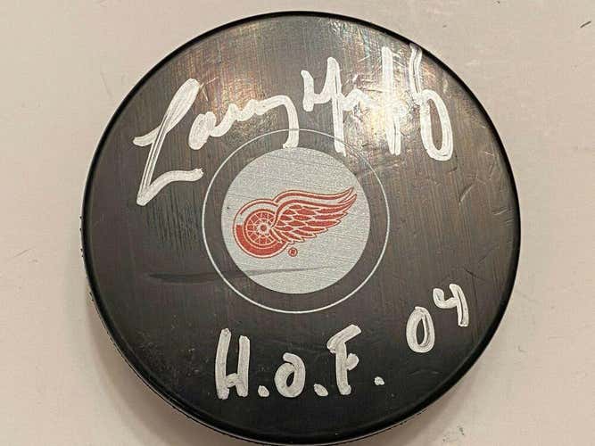 LARRY MURPHY HOF 2004 Signed Detroit Red Wings Autographed Hockey Puck COA