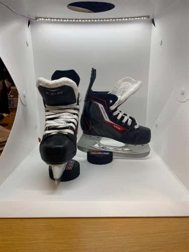 Youth CCM JetSpeed 250 Regular Width Size 11 Hockey Skates