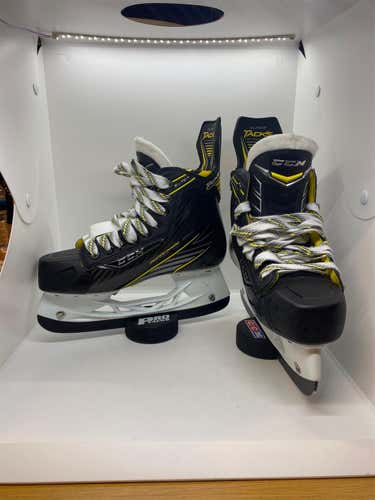 Junior CCM Super Tacks Regular Width Size 5 Hockey Skates