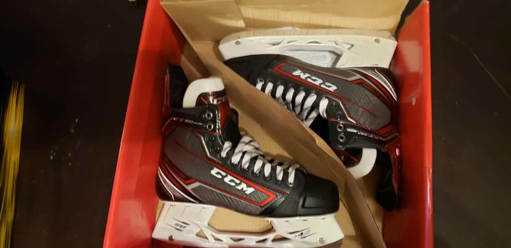 New Senior CCM JetSpeed FT390 Hockey Skates Regular Width Size 9.5