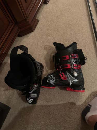 Atomic ski boots