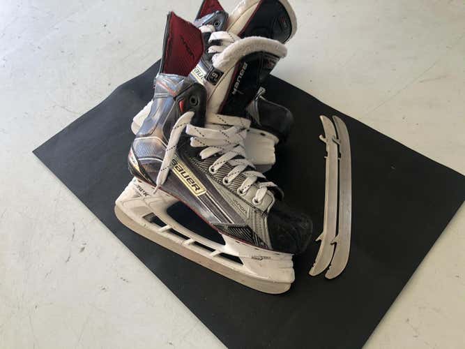Used Senior Bauer Vapor X900 Hockey Skates Regular Width Size 6.5