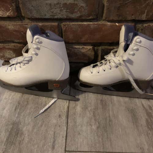 White Used Riedell Size 2 Figure Skates