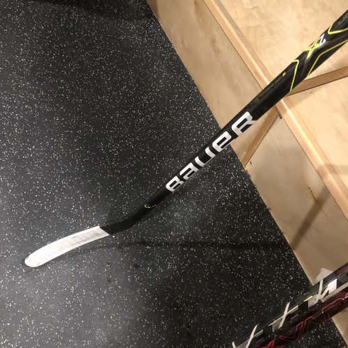 Senior Right Handed Vapor 2x Mid Pattern Hockey Stick