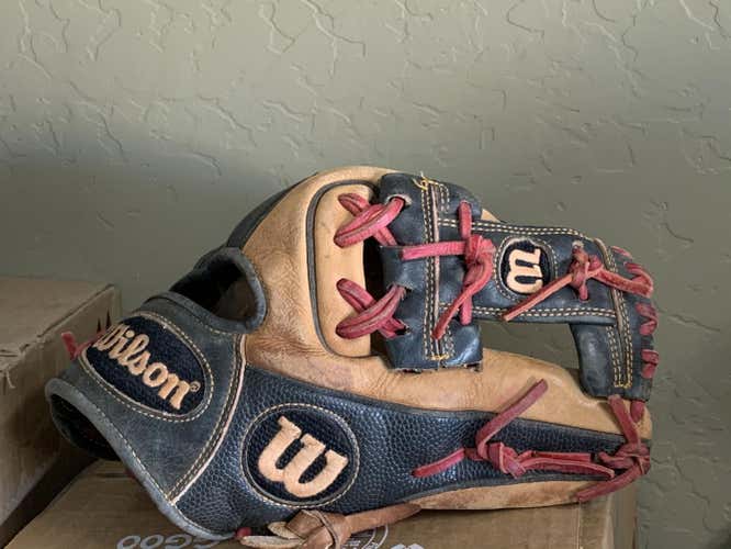 Brown Used High School/College Wilson Right Hand Throw Infield A2000 1796 Baseball Glove 11.25"