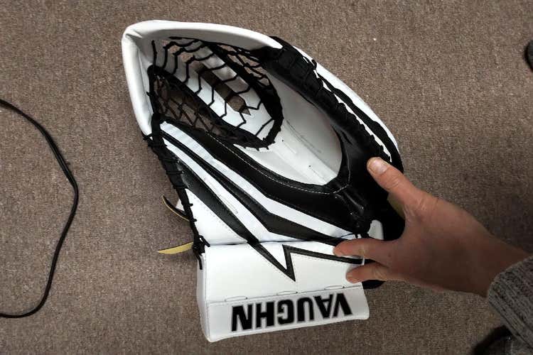 VAUGHN V9 PRO CARBON CATCHER - BRAND NEW - SENIOR SIZE