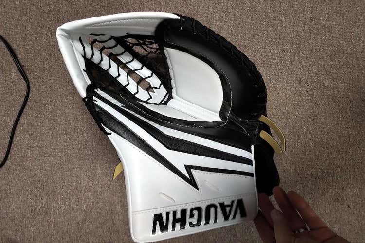 VAUGHN V9 PRO CARBON CATCHER - BRAND NEW - SENIOR SIZE