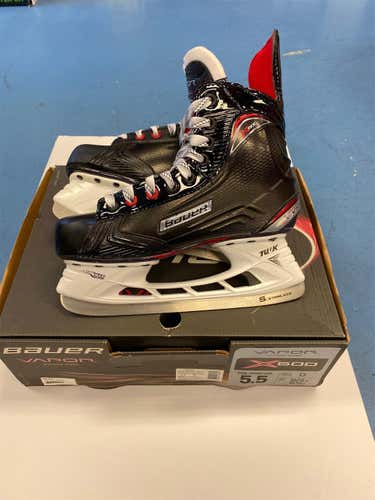 Junior Bauer Vapor X600 Regular Width Size 5.5 Hockey Skates